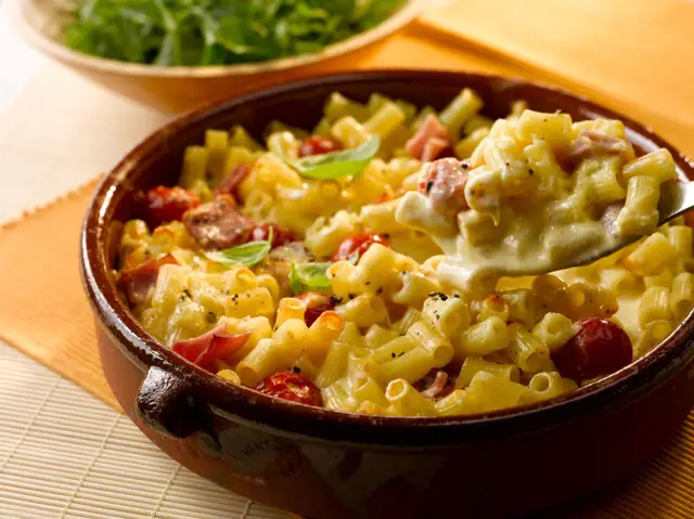 Cheese and Tomato Macaroni with Ham