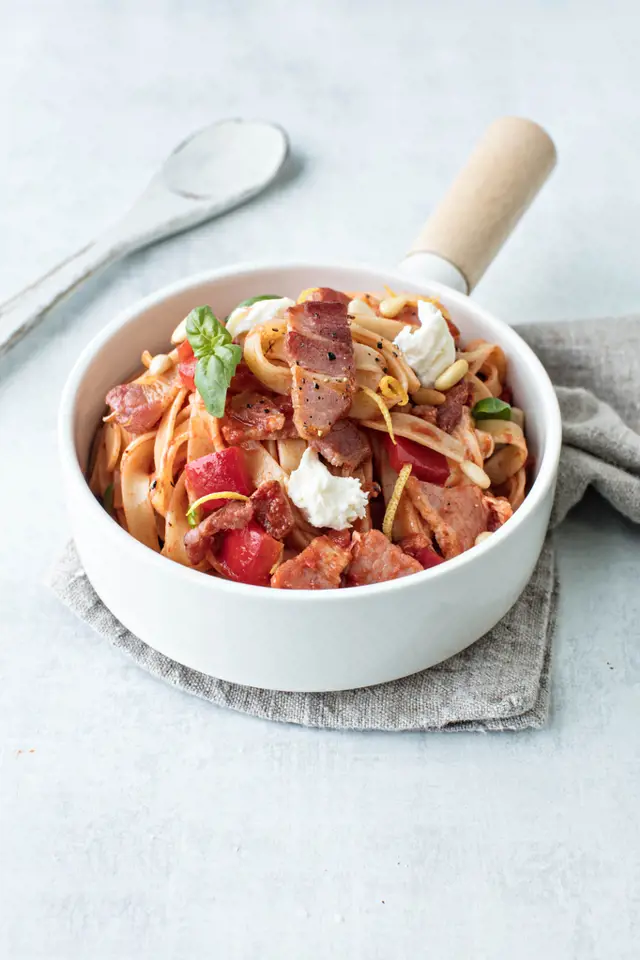 Pasta with Bacon, Mozzarella and Basil