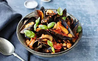 Spicy Mussels with Tomato and Chickpeas