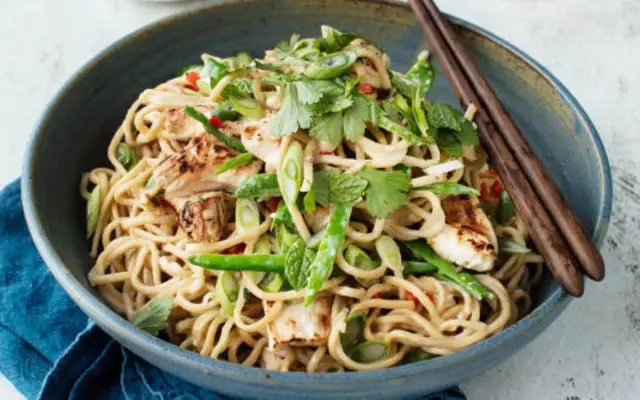 Stir-Fry Chicken with Coconut Milk and Noodles