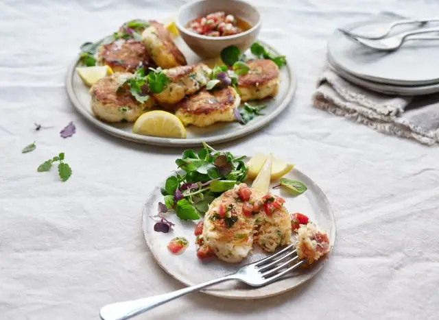 Crab Cakes with Tomato Dressing