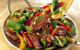 Stir-fry Strips of Lamb with Peppers and Broccoli